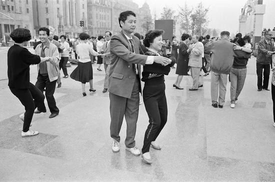 △ 1993年，上海，外滩广场上的社交舞。最早的广场舞仍讲求传统的男女成双。