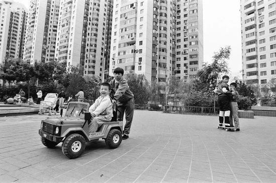 △ 1996年，北京，小区广场里嬉戏的儿童，新式的住宅正产生着新型的邻里关系。