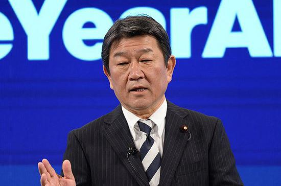 日本经济再生相茂木在彭博年会上主旨发言。图片来源：视觉中国