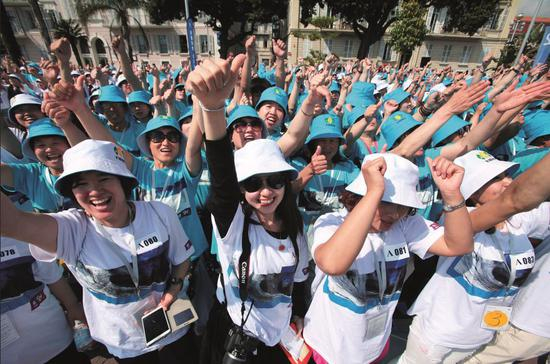  2015年5月8日，中国天狮集团在法国尼斯海滨举行走出国门20周年庆典。