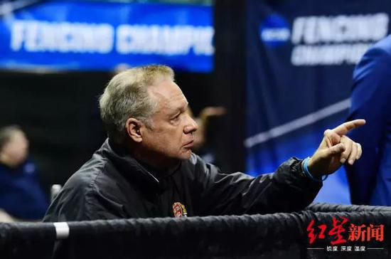  △哈佛击剑教练彼得·布兰德 来源：Getty Images