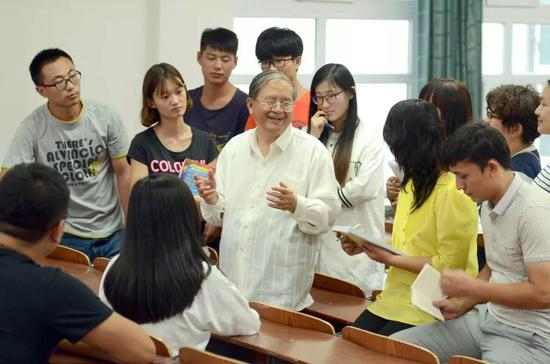 曹连莆教授与学生交流&nbsp;来源：石河子大学