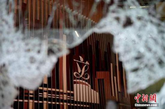 被激进示威者占据的香港街头——