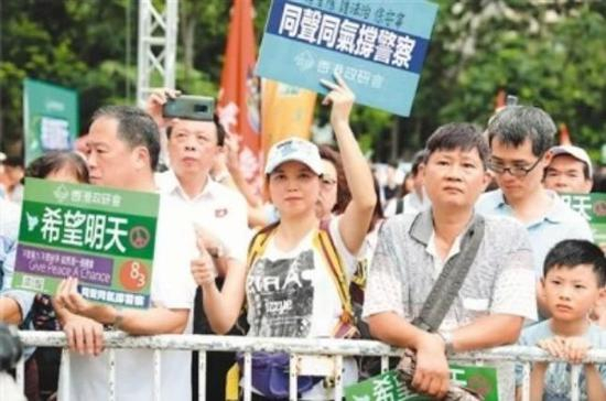 8月3日，香港市民在“希望明天”反暴力音乐集会上。&nbsp;（新华社记者 吴晓初摄）