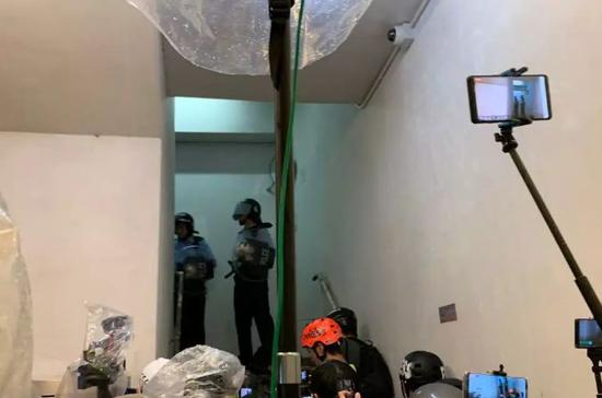　　警察被“记者”围住。港媒