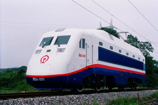 我国第一列国产时速200公里的商业营运列车——DDJ1型动车组”大白鲨“