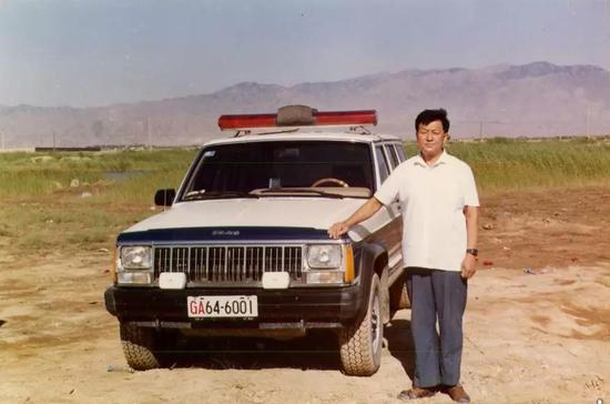 （图为办案中的乌国庆。图源：《新京报》）