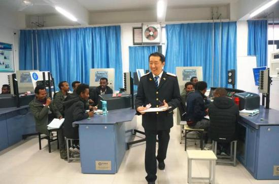 课堂气氛十分活跃 韩章云 摄