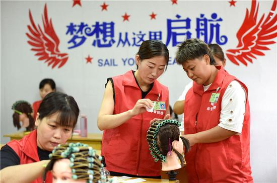 在河北省邢台市襄都区一职业技能培训基地，学员进行美发实操练习（7月29日摄）。新华社记者 朱旭东 摄