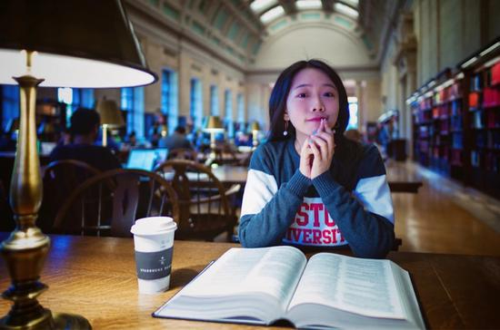 经过一段治疗后的2019年10月，赵上上在哈佛图书馆。