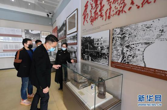 1月25日，讲解员廖晓婕（右一）在古田会议纪念馆向参观者介绍旧棉絮的故事。新华社记者林善传摄