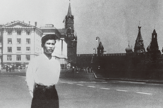  ·彭士禄留苏时在莫斯科广场。