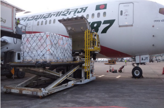  △当地时间13日下午，中国政府援助孟加拉国第四批共100万剂新冠疫苗运抵孟加拉国首都达卡。