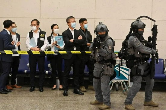 ·萧泽颐（后排右二）在“贯峰行动”现场观摩反恐演习。