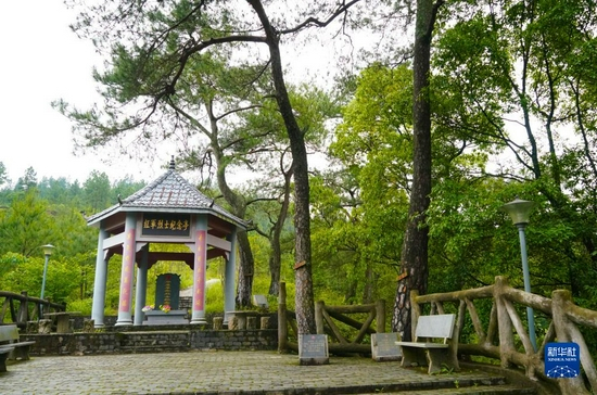  这是2019年5月7日拍摄的江西瑞金华屋村内的红军烈士纪念亭。新华社记者 胡晨欢 摄