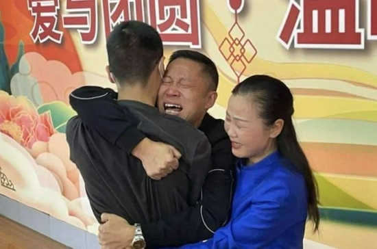 孙海洋与儿子见面后抱在一起。来源：视频截图