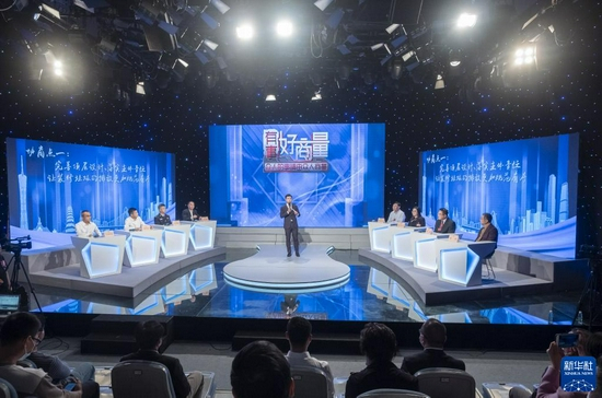 　　11月19日，政协委员、政府部门代表、物业代表等在广州市政协“有事好商量”民生实事协商平台齐聚一堂，围绕加强装修垃圾管理议题展开协商。新华社发（庄小龙 摄）