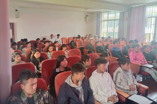 云南宁蒗彝族自治县一所职业中学的思政课堂。图/滇西北支教团