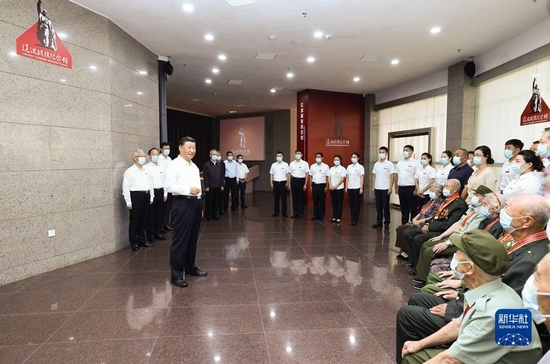  8月16日至17日，中共中央总书记、国家主席、中央军委主席习近平在辽宁考察。这是16日下午，习近平在锦州市考察辽沈战役纪念馆时，亲切会见老战士老同志和革命烈士亲属代表。 新华社记者 鞠鹏 摄