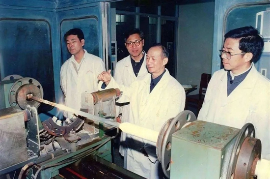 ·&nbsp;赵梓森（右二）早年在武汉邮科院研制光纤。