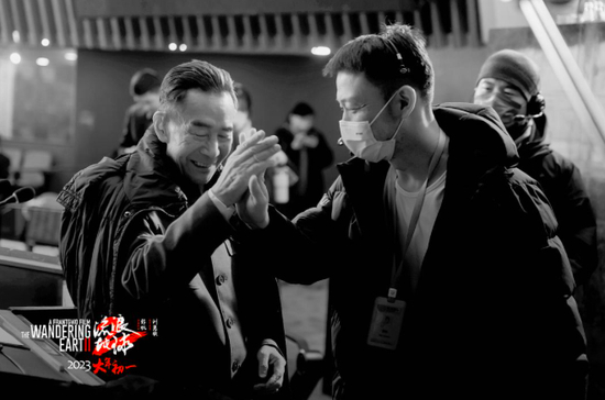 ·李雪健与郭帆在拍摄现场。