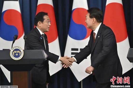 &nbsp;5月7日，在首尔举行的联合新闻发布会上，韩国总统尹锡悦与日本首相岸田文雄握手。