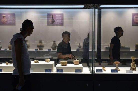 游人在广西合浦县汉代文化博物馆内参观（2019年5月24日摄）。新华社记者 鲁鹏 摄