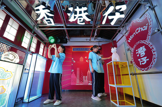 游客在故宫文创香港空间参观来自香港的文化创意产品（2023 年7月4日摄）杨乐摄 / 本刊