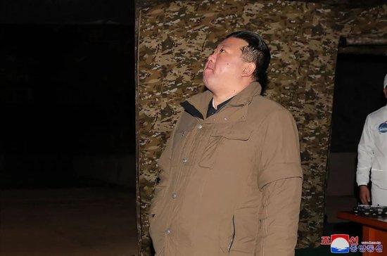 ▲当地技术2023年11月21日,朝鲜最高教唆东谈主金正恩不雅看窥探卫星“万里镜-1”的辐射。(视觉中国)