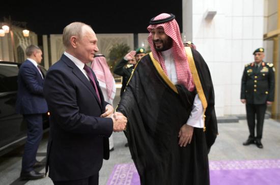 普京（左）在利雅得与沙特阿拉伯王储穆罕默德·本·萨勒曼举行会谈
