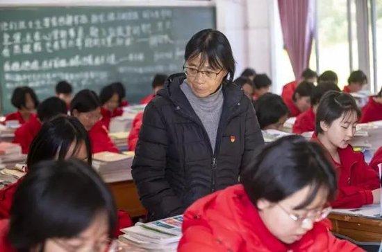 张桂梅在检查学生们的学习情况。新华社 陈欣波 摄