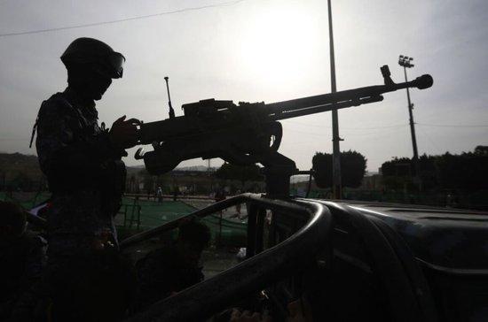 当地时间2025年5月23日,胡塞武装士兵驾驶装有机枪的车辆,在也门萨那的街道上巡逻。在地区紧张局势升级之际,得到伊朗支持的也门胡塞武装与以色列持续发生交火。图/视觉中国