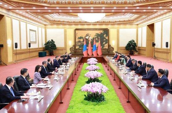 9月2日上午,国家主席习近平在北京人民大会堂会见来华出席2025年上海合作组织峰会和纪念中国人民抗日战争暨世界反法西斯战争胜利80周年活动的蒙古国总统呼日勒苏赫。新华社记者 丁海涛 摄