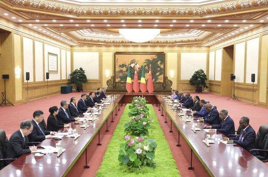 9月4日中午,国家主席习近平在北京人民大会堂会见来华出席纪念中国人民抗日战争暨世界反法西斯战争胜利80周年活动的刚果(布)总统萨苏。新华社记者 丁林 摄