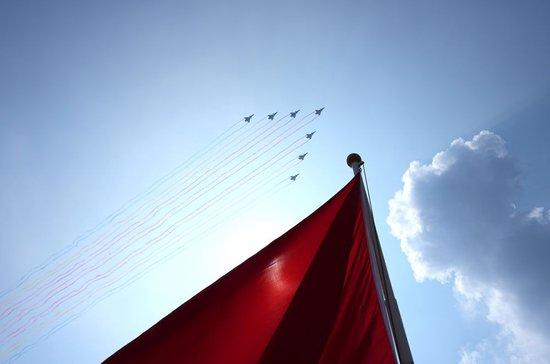 2025年9月3日，纪念中国人民抗日战争暨世界反法西斯战争胜利80周年大会在北京隆重举行。这是教练机梯队接受检阅。新华社记者 朱峥 摄