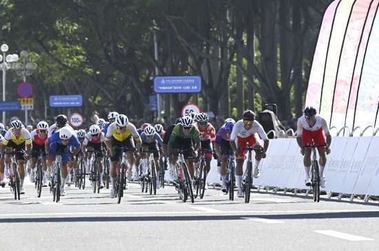 △11月8日，参赛选手冲向终点。