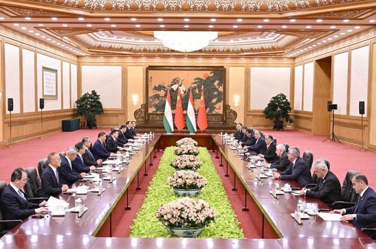  5月12日下午，国家主席习近平在北京人民大会堂同来华进行国事访问的塔吉克斯坦总统拉赫蒙举行会谈。新华社记者 殷博古 摄