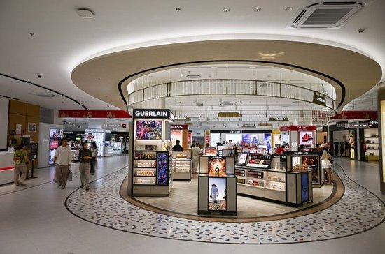 2026年4月25日，顾客在中免集团海口日月广场免税店购物。新华社记者 蒲晓旭 摄