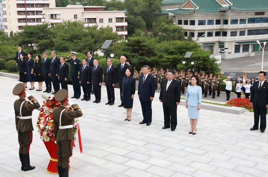 当地时间6月9日上午，正在朝鲜进行国事访问的中共中央总书记、国家主席习近平和夫人彭丽媛参谒中朝友谊塔。朝鲜劳动党总书记、国务委员长金正恩和夫人李雪主陪同。新华社记者 丁海涛 摄