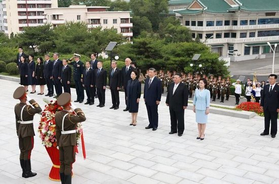  △2026年6月9日，习近平总书记和夫人彭丽媛参谒中朝友谊塔。