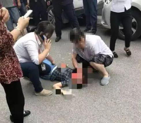  南京10岁女童被砸伤现场