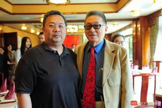 李敖与经纪人郑乃嘉（左）合影旧照。