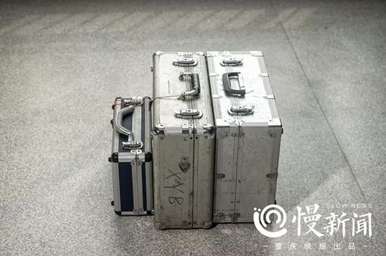 法医的标准装备是三个箱子，加起来有几十斤。