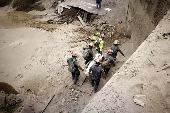 　　6月4日，在危地马拉埃斯昆特拉省圣米格尔洛斯卢特斯，救援人员在富埃戈火山喷发后展开工作。新华社发
