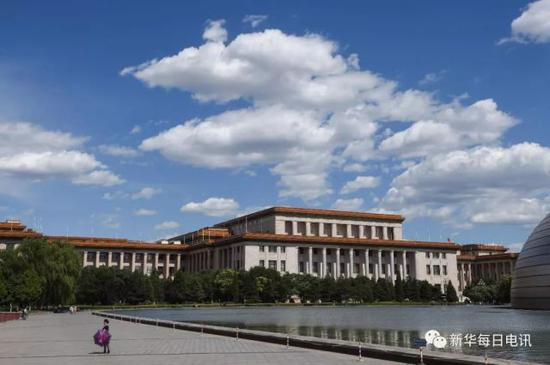 蓝天白云下的人民大会堂（2015年6月11日摄）。新华每日电讯记者罗晓光 摄