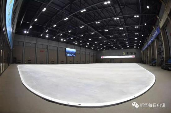 一座长300米、跨度67.5米的老精煤车间被改造成了短道、花滑及冰壶三个训练场馆，成为国家体育总局冬季训练中心（6月21日摄）。新华每日电讯记者罗晓光 摄