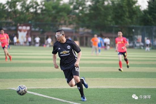  （罗敏在踢球）