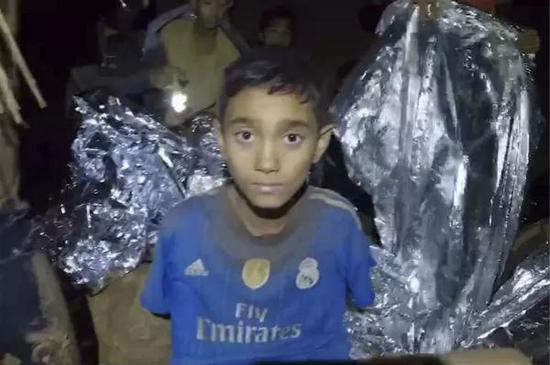 这是7月4日在泰国清莱拍摄的被困溶洞的少年足球队员。 新华社发（泰国军方提供）