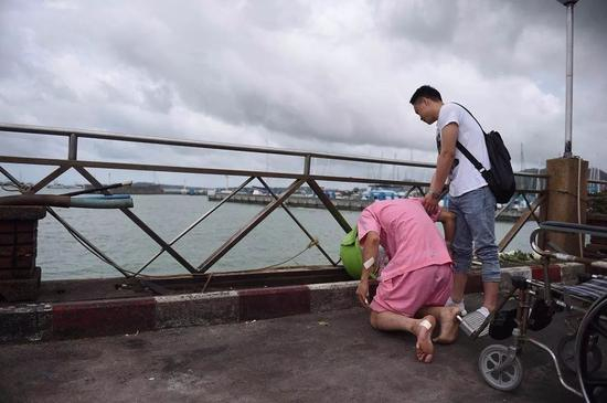 ▷“头七”黄俊雄来到码头祭奠遇难者