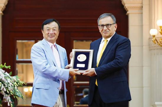 任正非向阿里坎教授颁奖（通信产业网图）